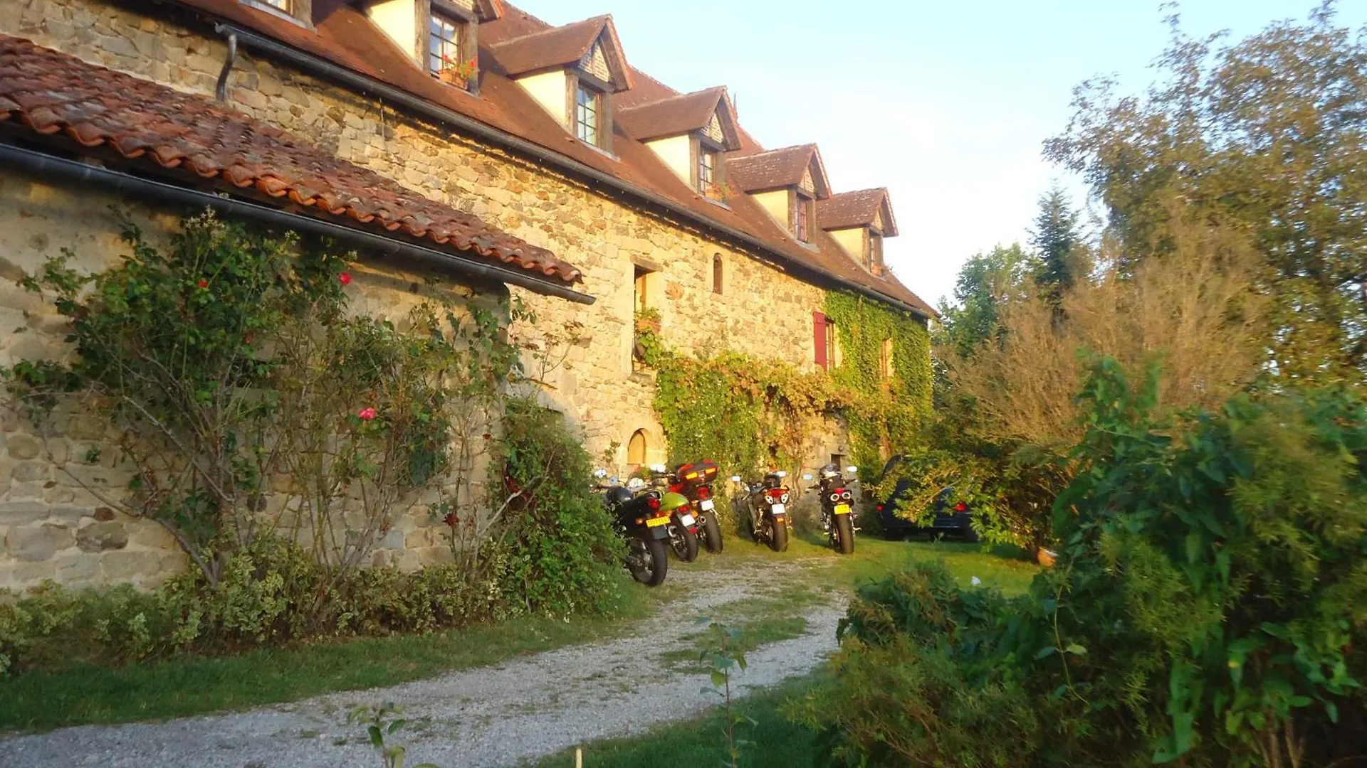 Bed and Breakfast Les 7 Lucarnes à Latouille-Lentillac 0*,  France